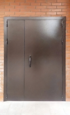 Коричневая подъездная дверь