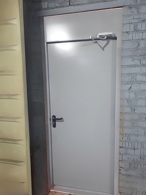 С верхней вставкой и доводчиком